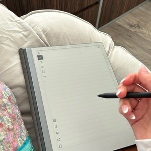 Remarkable 2 w/ magnetic eraser pen and folio